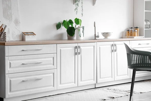 Beyaz Tezgahlı Lavabolu Çiçekli Açık Mutfak — Stok fotoğraf
