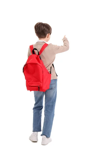 Kleiner Junge Mit Schultasche Zeigt Auf Etwas Auf Weißem Hintergrund — Stockfoto
