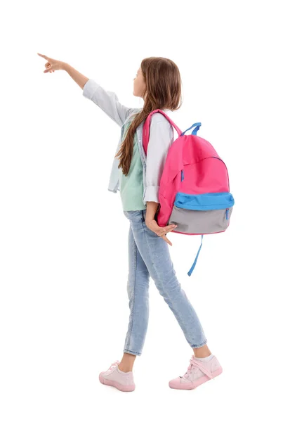 Kleines Mädchen Mit Schultasche Zeigt Auf Etwas Auf Weißem Hintergrund — Stockfoto