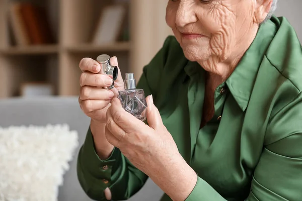Senior Woman Perfume Home Closeup — Stock Photo, Image