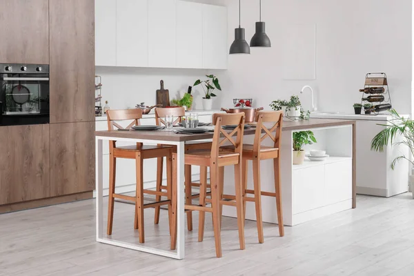 Interieur Van Moderne Keuken Met Geserveerd Eiland Tafel — Stockfoto