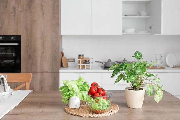 Holztisch Mit Frischem Gemüse Und Zimmerpflanze Der Modernen Küche — Stockfoto