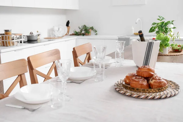 현대식 주방에서 식사로 제공되는 — 스톡 사진