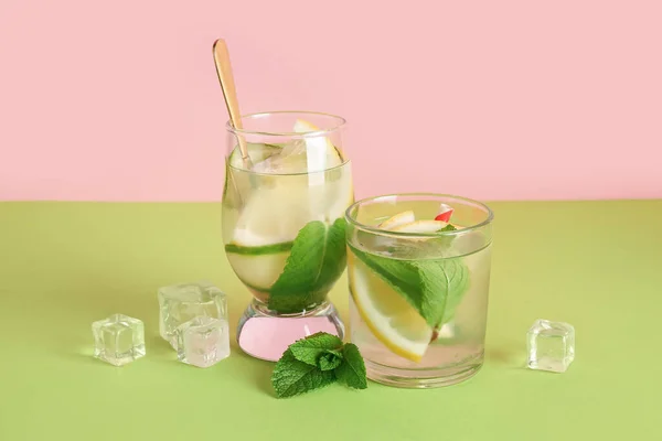 Glasögon Lemonad Med Gurka Och Mynta Grönt Bord — Stockfoto