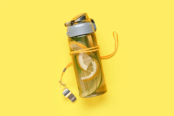 Спортивна Пляшка Лимонаду Огірком Мотузкою Жовтому Тлі — стокове фото