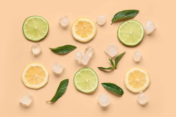 Limau Dan Irisan Lemon Dengan Batu Dan Mint Pada Latar — Stok Foto