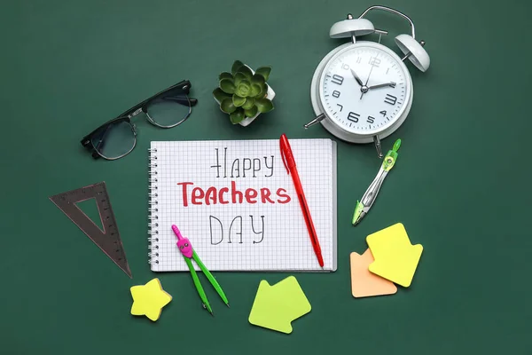 绿色黑板上印有Happy教学日 闹钟和不同文具的笔记本 — 图库照片