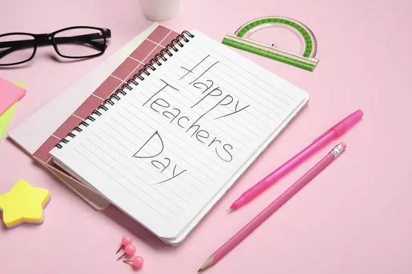 带有Happy教学日 眼镜和粉红背景的不同文具的笔记本 — 图库照片