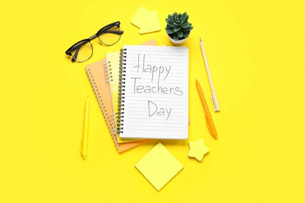 带有黄色背景的带有Happy教学日 眼镜和不同文具的笔记本 — 图库照片