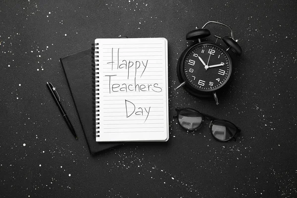 带有Happy教学日 警钟和黑色背景眼镜的笔记本 — 图库照片