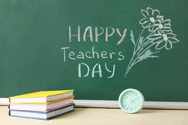 在绿色黑板上画花和文字Happy教学日 课堂上放书 — 图库照片