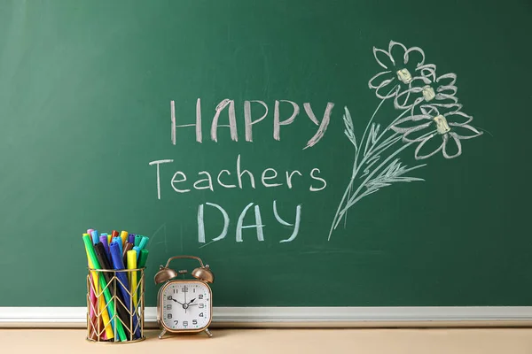 Flores Desenhadas Texto Happy Teachers Dia Quadro Verde Com Marcador — Fotografia de Stock