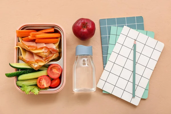 Schrijfwaren Drank Lunch Doos Met Lekker Eten Grunge Oranje Achtergrond — Stockfoto