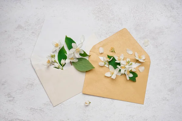 Sammansã Ttning Med Kuvert Och Vackra Jasmin Blommor Ljus Bakgrund — Stockfoto