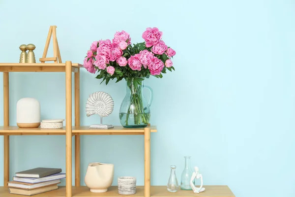 青い壁の近くに棚にピンクの牡丹の花瓶 — ストック写真