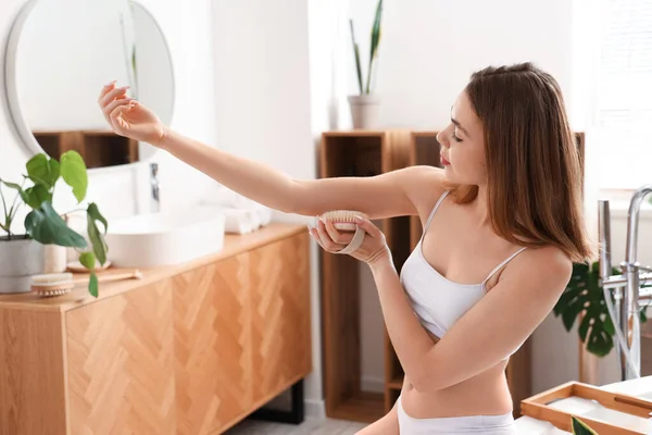 Jovem Mulher Massageando Seu Braço Com Escova Celulite Banheiro — Fotografia de Stock