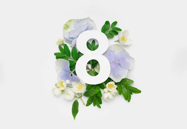 Hojas Verdes Flores Con Papel Número Ocho Sobre Fondo Blanco —  Fotos de Stock