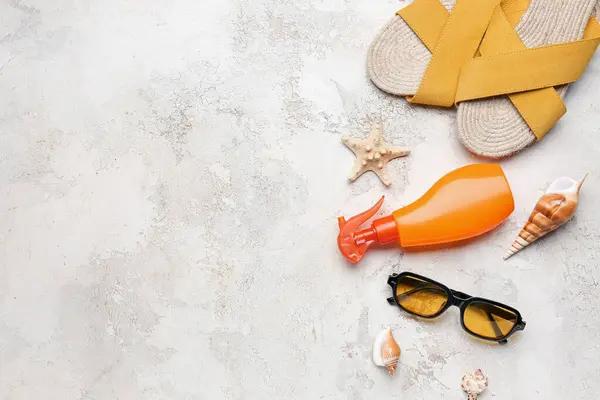 Sunglasses Flip Flops Seashells Bottle Sunscreen Cream Light Grunge Background — Stock Photo, Image