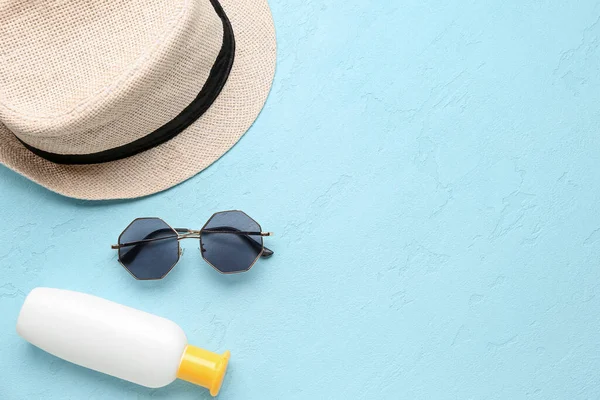 Wicker Hat Sunglasses Bottle Sunscreen Cream Gradient Background — Stock Photo, Image