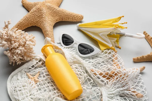 Bolsa Cordones Con Gafas Sol Mini Paraguas Coral Botella Crema — Foto de Stock