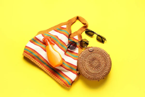 Sluneční Brýle Proutěnou Taškou Bikini Podprsenka Láhev Krému Opalování Žlutém — Stock fotografie