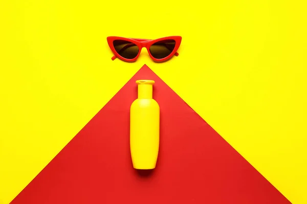 Sunglasses Bottle Sunscreen Cream Color Background — Stock Photo, Image