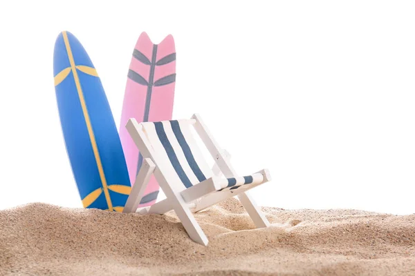 Güverte Sandalyeli Mini Sörf Tahtaları Beyaz Zemine Karşı — Stok fotoğraf