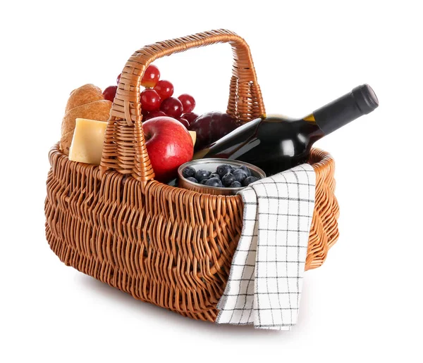 Rieten Mand Met Lekker Eten Voor Picknick Wijn Witte Achtergrond — Stockfoto