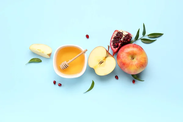 Σύνθεση Μπολ Μελιού Και Ώριμα Φρούτα Φόντο Χρώματος Rosh Hashanah — Φωτογραφία Αρχείου
