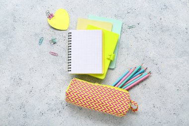 grunge gri arkaplan üzerinde farklı kırtasiye ile boş defter