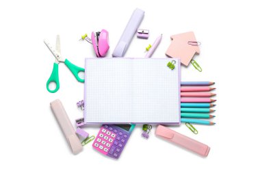 Hesap makineli boş defter ve beyaz arkaplanda izole edilmiş farklı kırtasiye