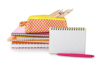 Beyaz arkaplanda izole edilmiş farklı kırtasiyeye sahip boş defter