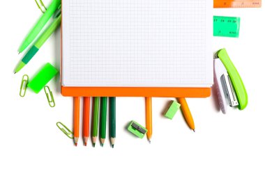 Beyaz arkaplanda izole edilmiş farklı kırtasiyeye sahip boş defter