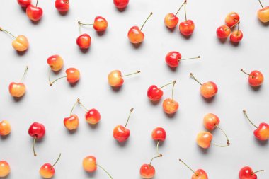 Gri arka planda bir sürü tatlı kiraz