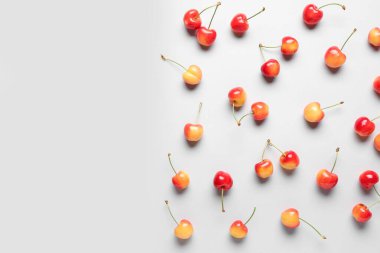 Gri arka planda bir sürü tatlı kiraz