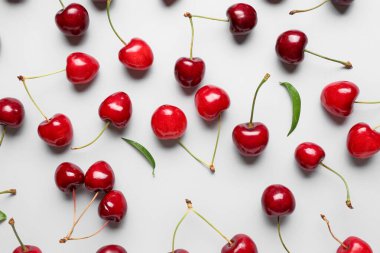 Gri arka planda bir sürü tatlı kiraz