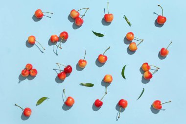 Mavi arka planda bir sürü tatlı kiraz