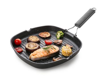 Beyaz arka planda ızgara somon bifteği ve sebzeli kızartma tavası.