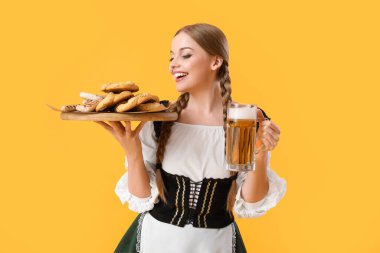 Güzel Ekim Festivali garsonu, sarı arka planda bira ve atıştırmalıklar.