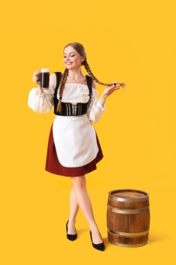 Sarı arka planda bira ve fıçıyla güzel bir Ekim Festivali garsonu.