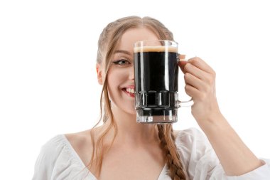 Beyaz arka planda birası olan güzel Ekim Festivali garsonu, yakın plan.