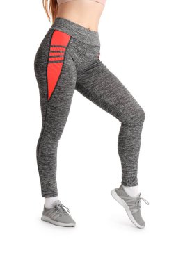 Beyaz arka planda taytlı genç bir kadın.