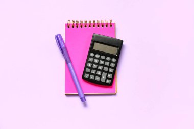 Leylak arkaplanında kırtasiye malzemesi olan modern hesap makinesi