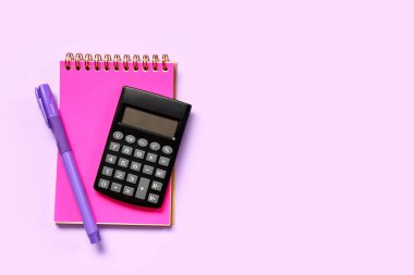 Leylak arkaplanında kırtasiye malzemesi olan modern hesap makinesi