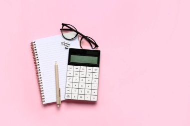 Pembe arka planda gözlüklü ve kırtasiyeli modern hesap makinesi