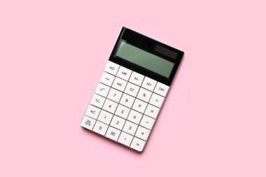 Pembe arka planda modern hesap makinesi