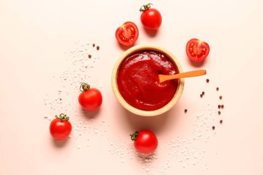 Domates ezmeli kase ve arka planda taze sebzeler.