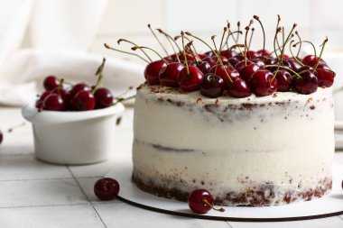 Lezzetli vişneli pasta.