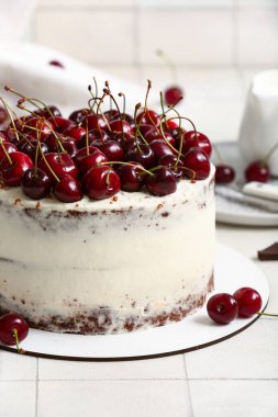 Beyaz fayanslı vişneli kek.