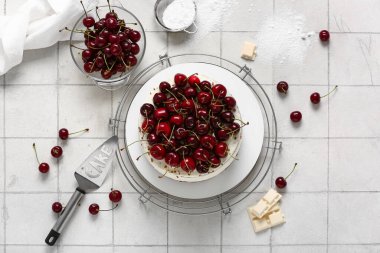 Beyaz fayanslı lezzetli vişneli pasta ızgarası